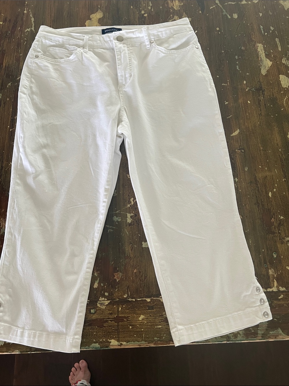 Bandolino White Cropped Capri Jeans with Hem Button Detail